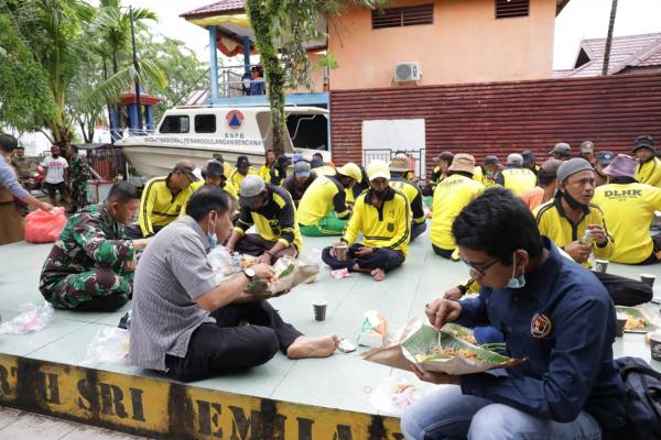 Ketua DPRD Inhil Ajak Petugas DLHK Pahlawan Kebersihan Makan Bersama